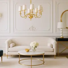 Eleganckie wnętrze z kremową kanapą, granatowym fotelem i okrągłym lustrem w złotej ramie glamour.