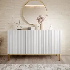 Eleganckie wnętrze z dużym, złotym lustrem wiszącym nad białą komodą.