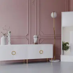 Eleganckie lustro z szufladą w pastelowym wnętrzu. Biała komoda z ozdobnymi uchwytami i złote nóżki.