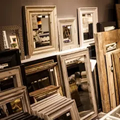 Duży wybór luster w ozdobnych ramach, od rustykalnych drewnianych po eleganckie, w stylu vintage. Zastanawiasz się, gdzie wyrzucić lustro łazienkowe? Tutaj znajdziesz inspiracje na nowe!