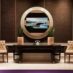 Elegancki salon z telewizorem w lustrze. Zastanawiasz się, ile kosztuje taki telewizor w lustrze?