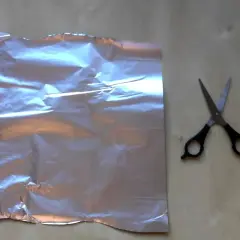 Jak zrobić lustro z folii aluminiowej - prosty sposób na tani projekt