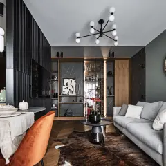 Eleganckie aranżacje nowoczesny salon: szara sofa, pomarańczowy fotel, drewniana podłoga i designerskie oświetlenie tworzą przytulną przestrzeń.