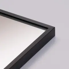 Eleganckie lustro do przedpokoju w czarnej, minimalistycznej ramie. Idealne do sprawdzenia wyglądu przed wyjściem.