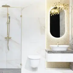 Elegancka łazienka z prysznicem i umywalką. Owalne lustro pod prysznic z podświetleniem i złotymi detalami.