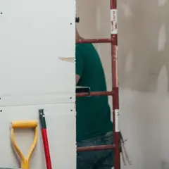 Prace remontowe w toku. Czekamy aż gips wyschnie, by móc kontynuować. Narzędzia gotowe.