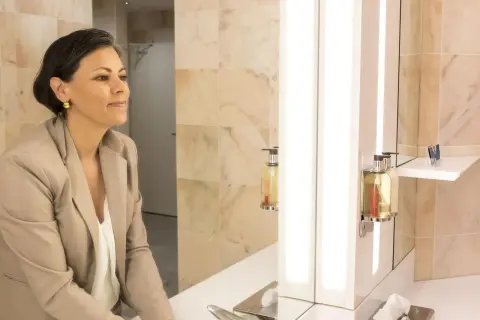 Jak sprawdzić czy lustro jest prawdziwe - proste metody na identyfikację