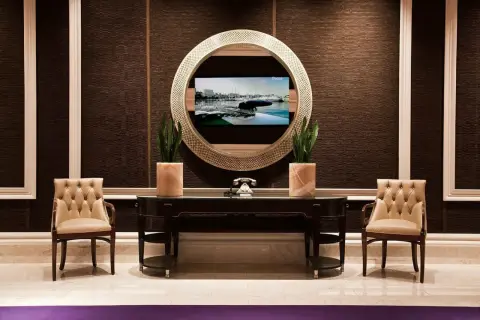 Elegancki salon z telewizorem w lustrze. Zastanawiasz się, ile kosztuje taki telewizor w lustrze?