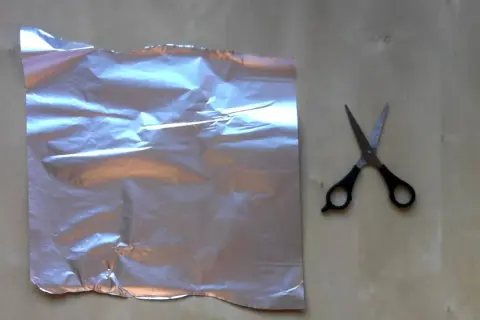 Jak zrobić lustro z folii aluminiowej - prosty sposób na tani projekt