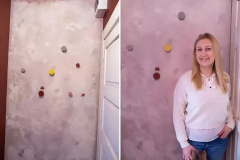 Wabi sabi ściana z kolorowymi kropkami i uśmiechniętą kobietą.