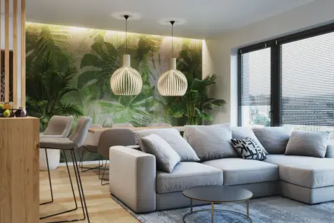 Nowoczesny salon z sofą i jadalnią, gdzie uwagę przyciąga ściana z tapetą w tropikalne liście.