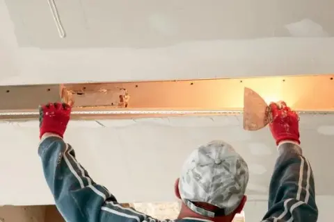 Czy na karton gips kładzie się gładź? Oto, co musisz wiedzieć