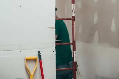 Prace remontowe w toku. Czekamy aż gips wyschnie, by móc kontynuować. Narzędzia gotowe.