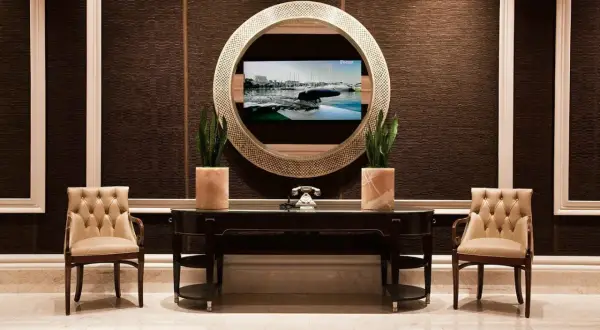 Elegancki salon z telewizorem w lustrze. Zastanawiasz się, ile kosztuje taki telewizor w lustrze?