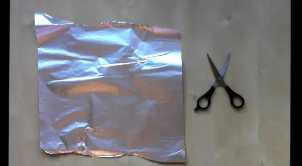 Jak zrobić lustro z folii aluminiowej - prosty sposób na tani projekt