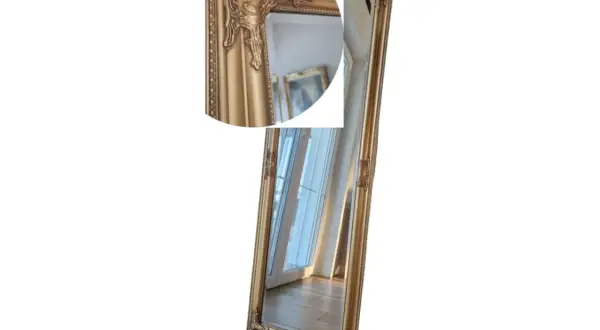 Eleganckie, wysokie lustro stojące złote, z bogato zdobioną ramą, odbija światło i wnętrze.