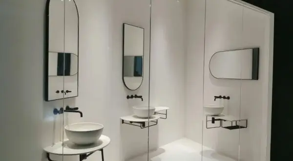 Nowoczesne łazienki z minimalistycznymi umywalkami i lustrami z podświetleniem.