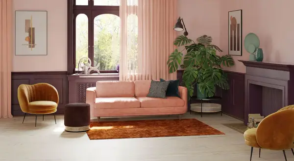 Elegancki salon z różową kanapą i miodowymi fotelami. Z jakim kolorem połączyć różowy? Zobacz, jak świetnie wygląda z brązem i fioletem.