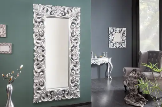 Lustro w srebrnej ramie: Elegancja i inspiracje do Twojego wnętrza