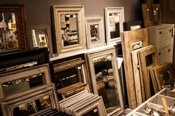 Duży wybór luster w ozdobnych ramach, od rustykalnych drewnianych po eleganckie, w stylu vintage. Zastanawiasz się, gdzie wyrzucić lustro łazienkowe? Tutaj znajdziesz inspiracje na nowe!